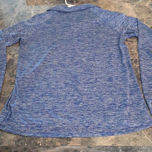 Under Armour size XS heat gear woman's shirt. - Picture 7 of 12